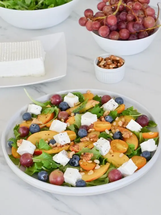 Insalata con giuncata deliziosa e frutta di stagione