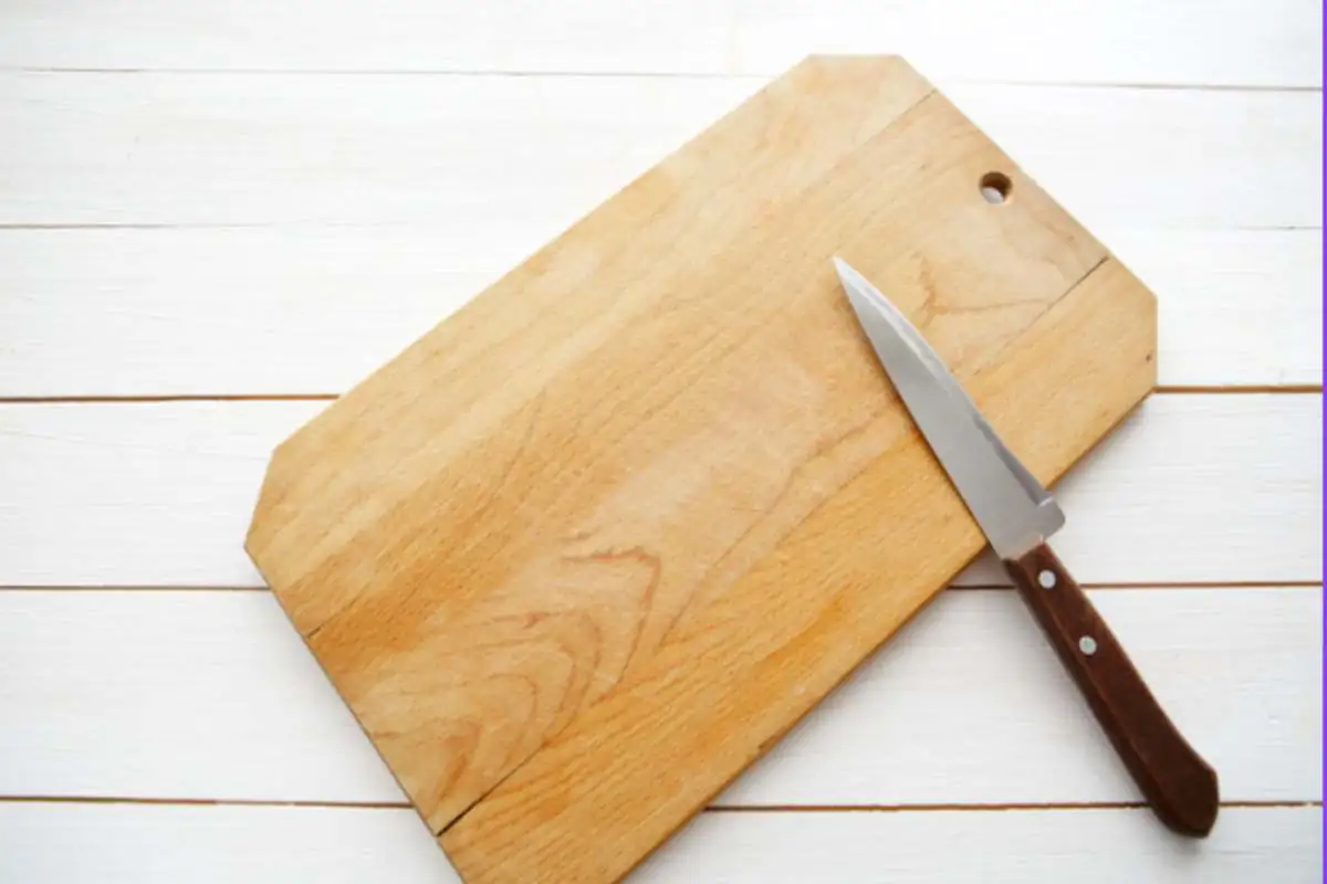 Limone e sale: basta 1 minuto per igienizzare il tagliere in legno come un professionista