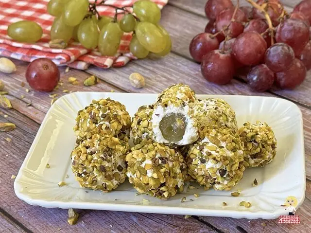 Palline di formaggio con uva e pistacchi