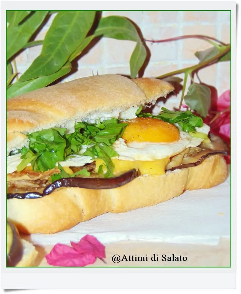 Panino esotico con mango uovo e pancetta