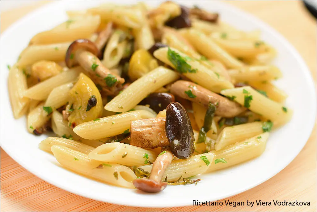 Penne ai funghi e castagne con erbe aromatiche