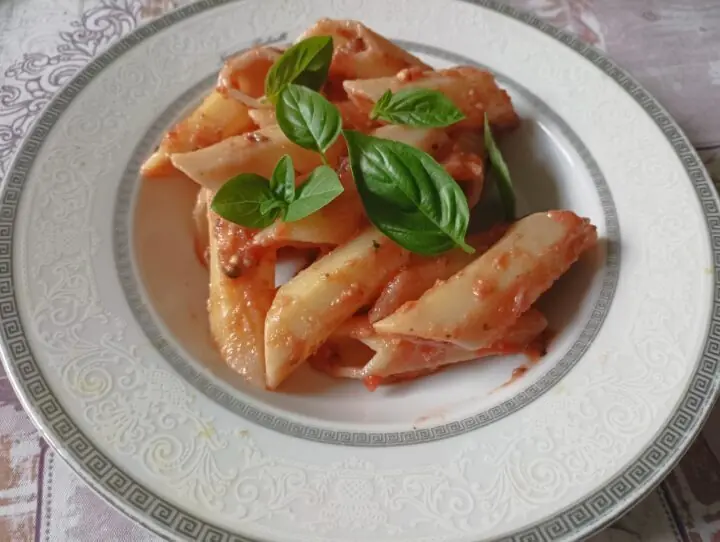 Penne con crema di melanzane e pomodoro