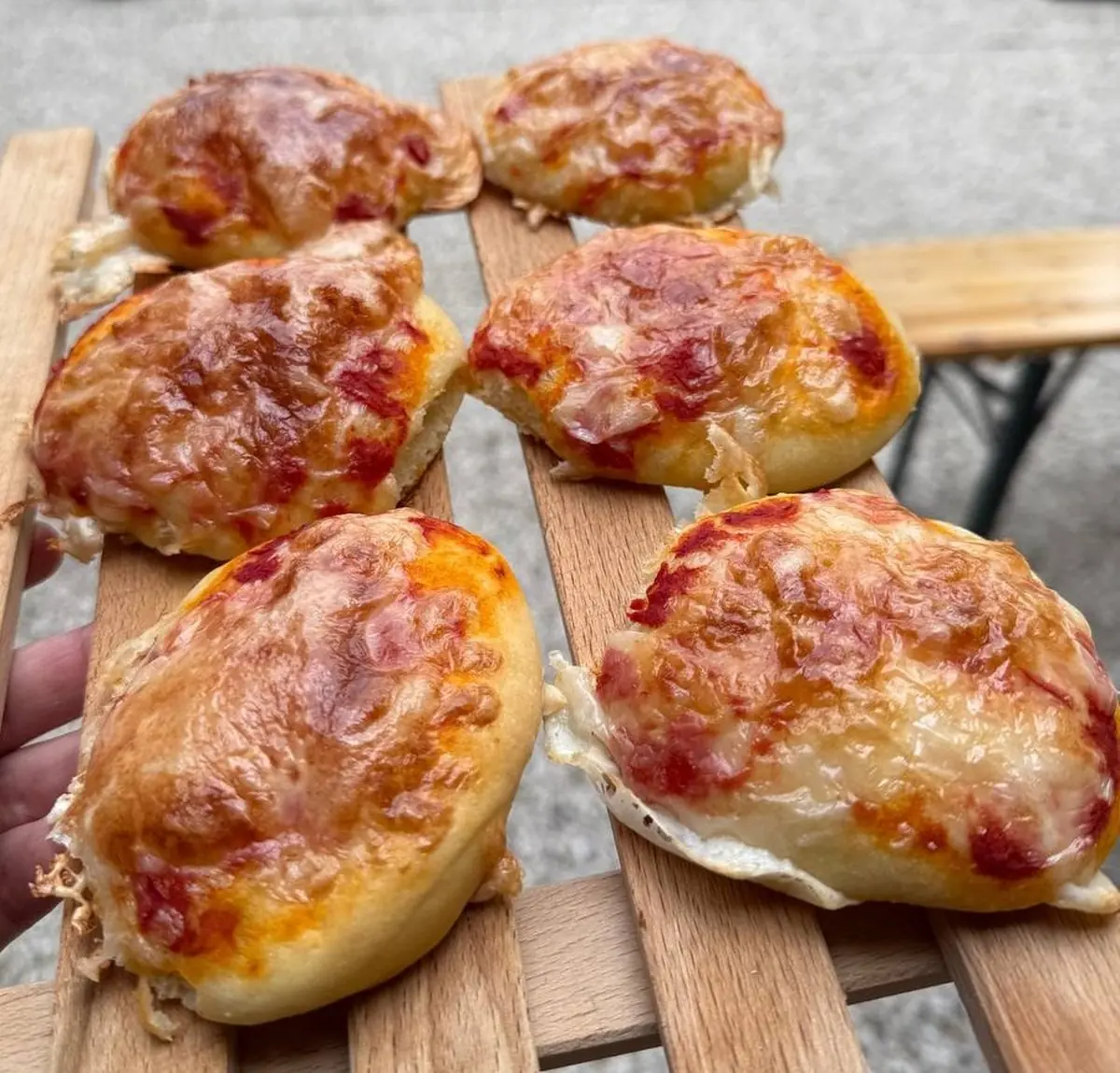 Pizzette rosse soffici da forno: la ricetta perfetta per aperitivi e feste