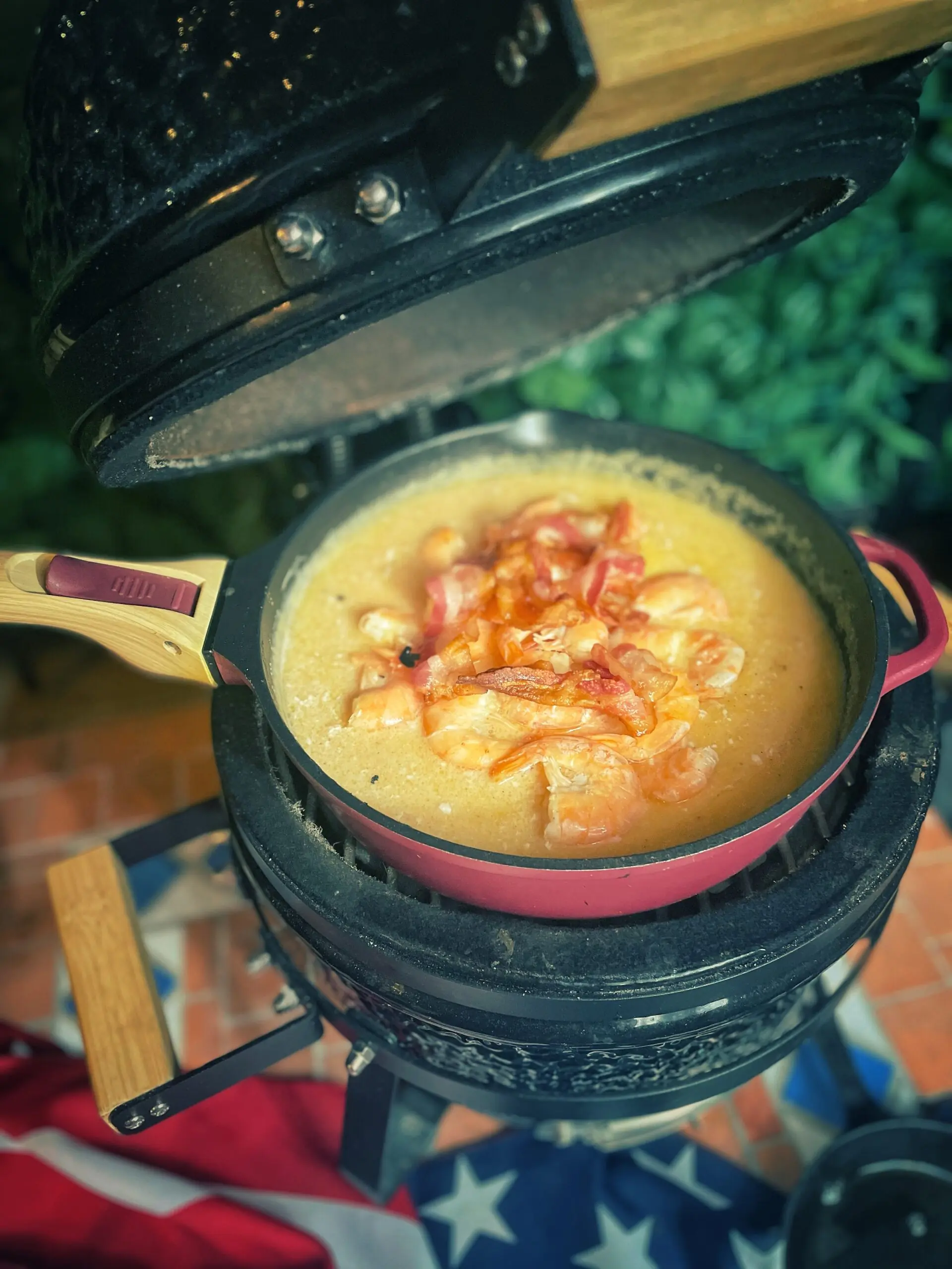 Shrimp and grits americani al kamado