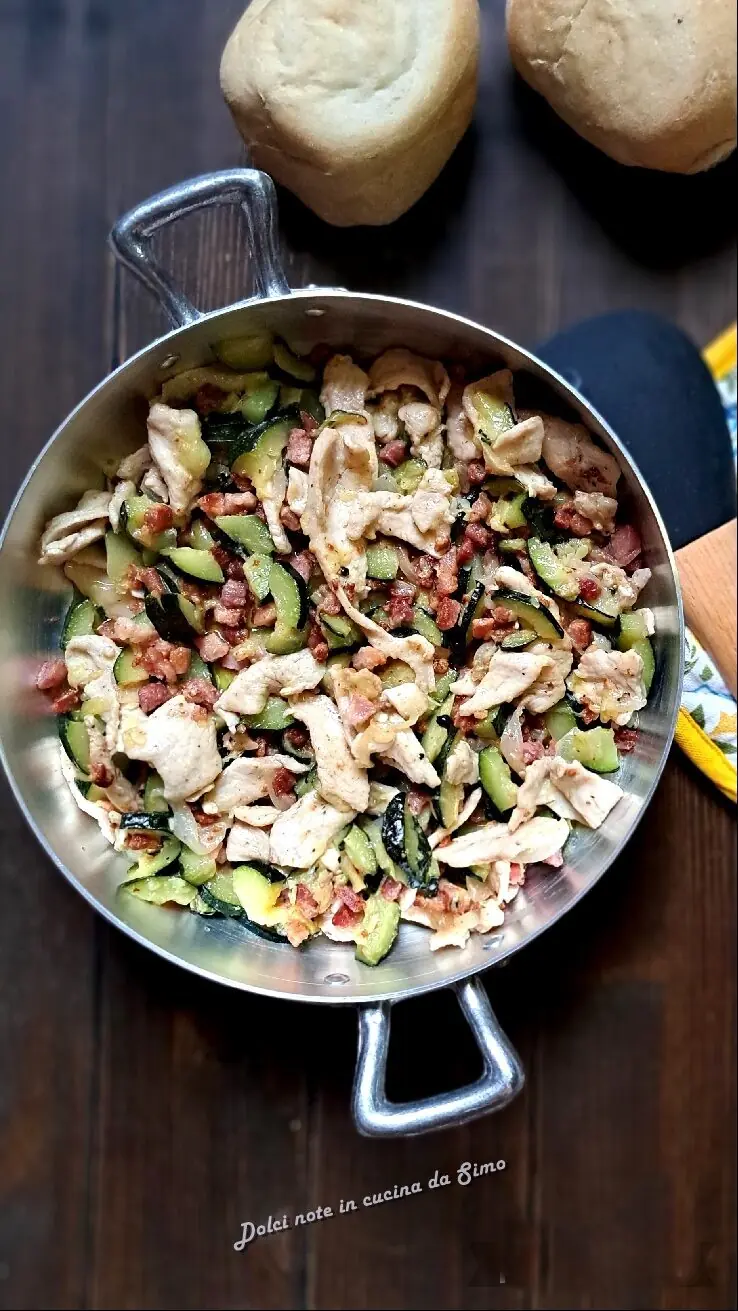 Spadellata di pollo con zucchine e pancetta croccante