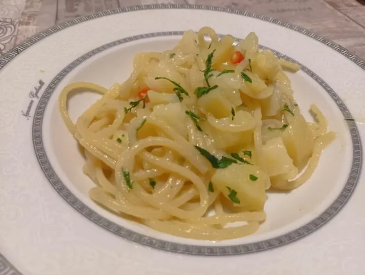 Spaghetti a. o. p. e patate