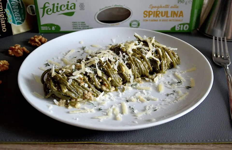 Spaghetti alla spirulina con noci, pinoli e parmigiano reggiano: ricetta prebiotica e probiotica
