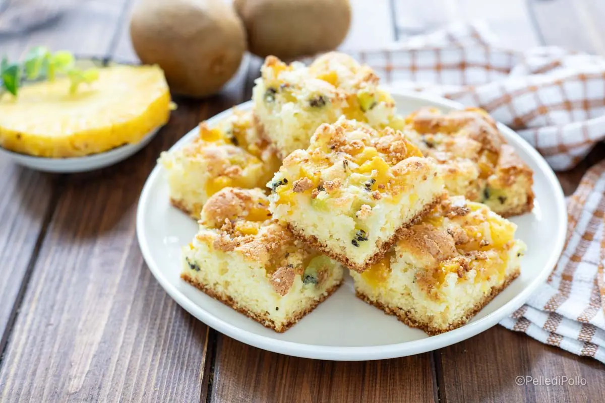 Torta con ananas e kiwi