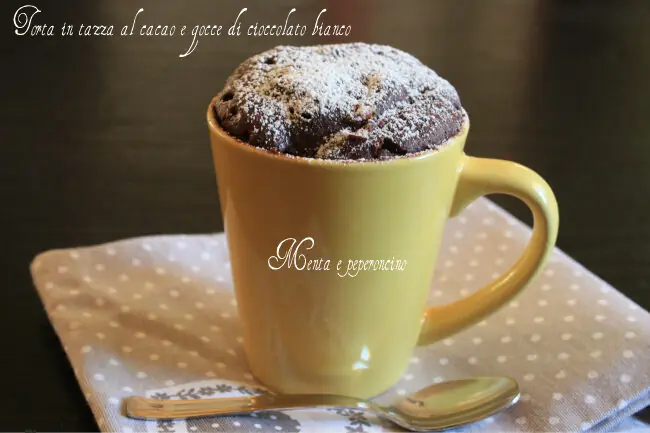 Torta in tazza al cacao e gocce di cioccolato bianco