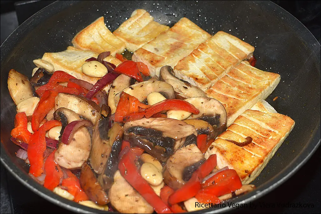 Una padella di tofu e portobello senza glutine