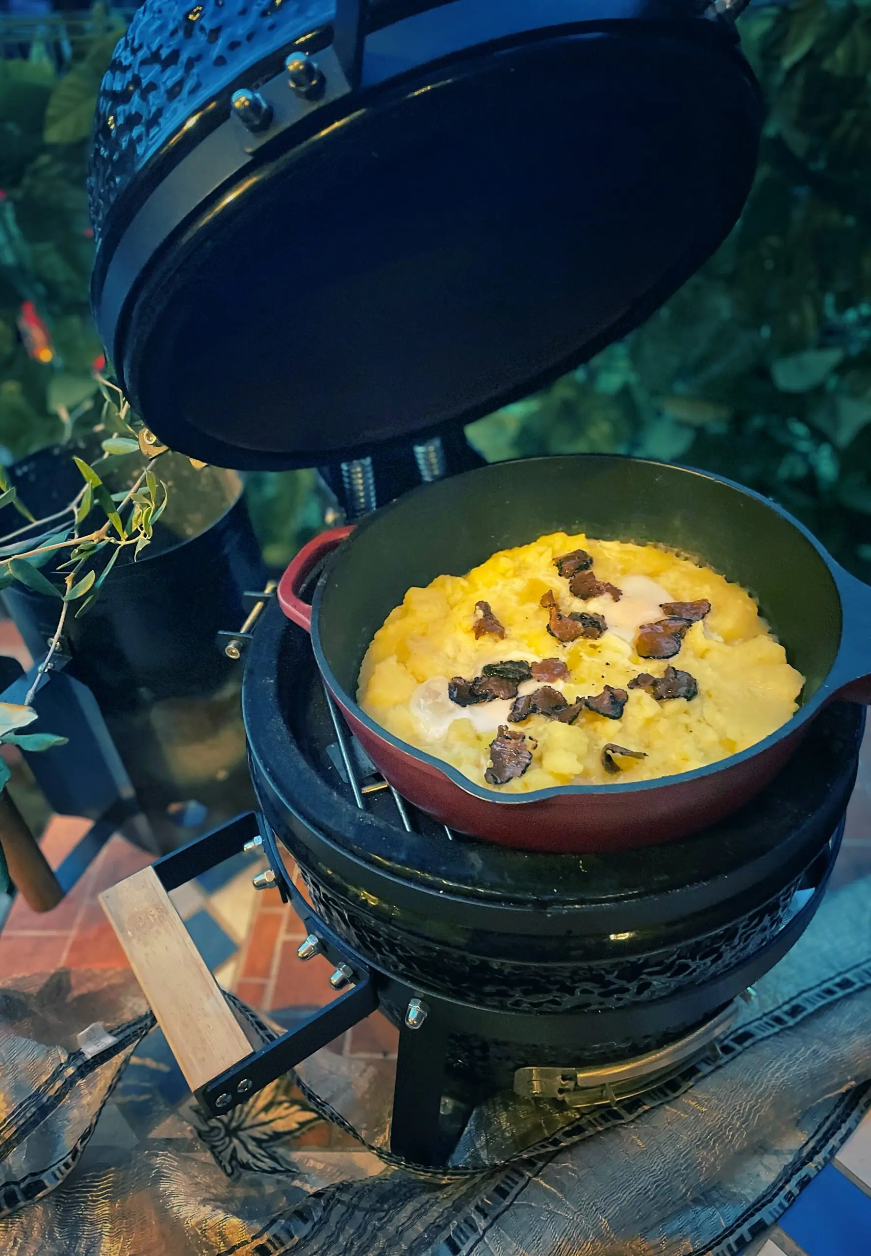 Uovo su crema di patate affumicate e tartufo