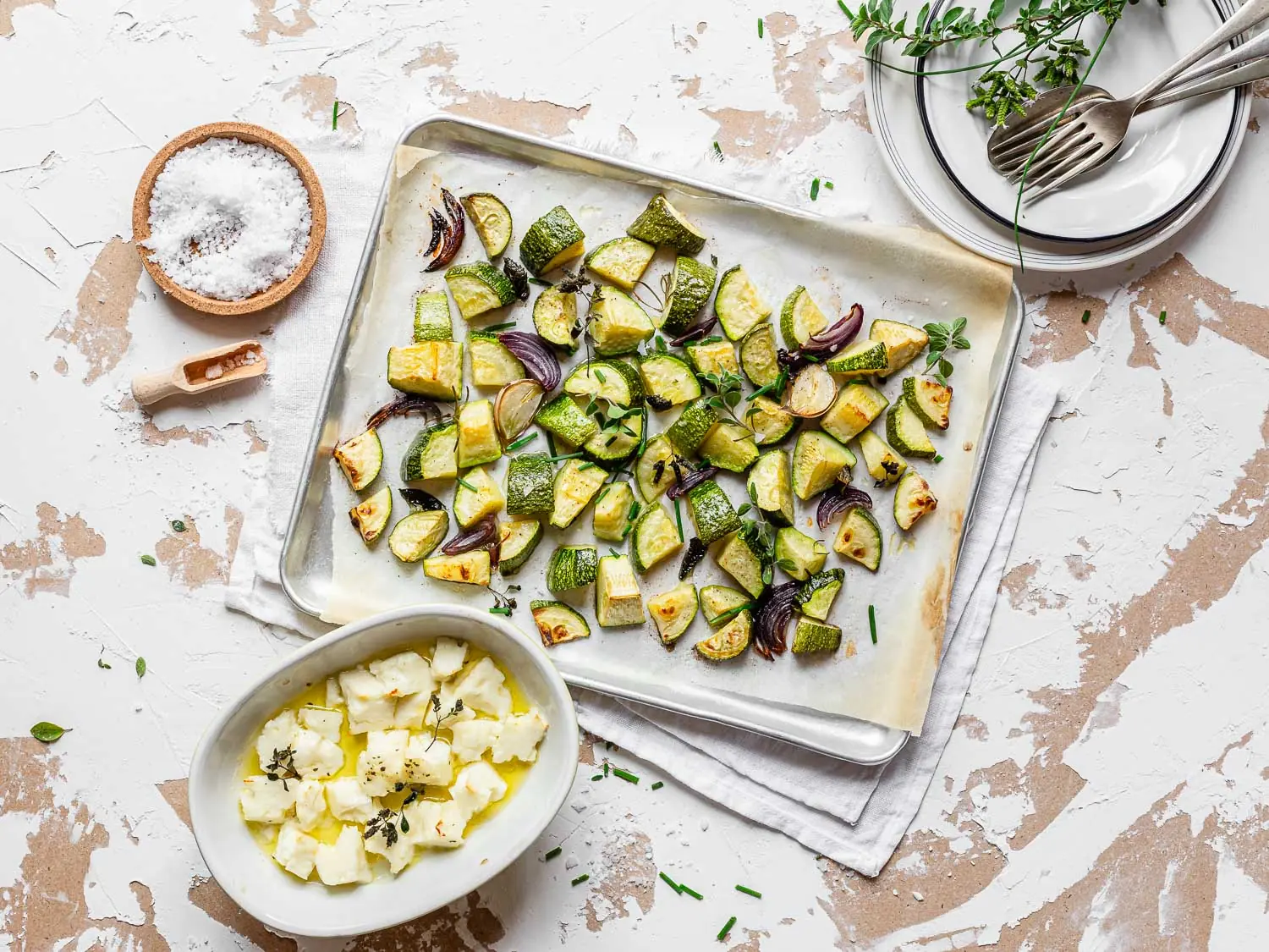 Zucchine al forno con erbe aromatiche: ricetta sana e profumata