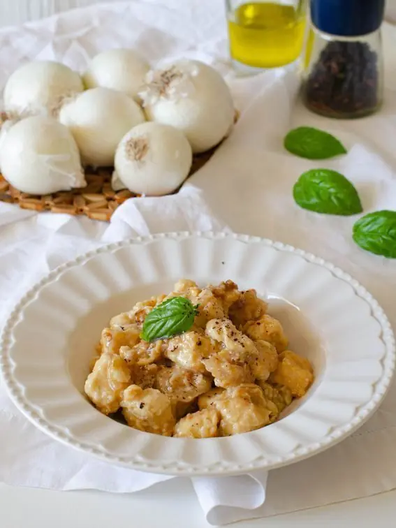 Bocconcini di pollo con cipolle in padella pronto in pochi minuti