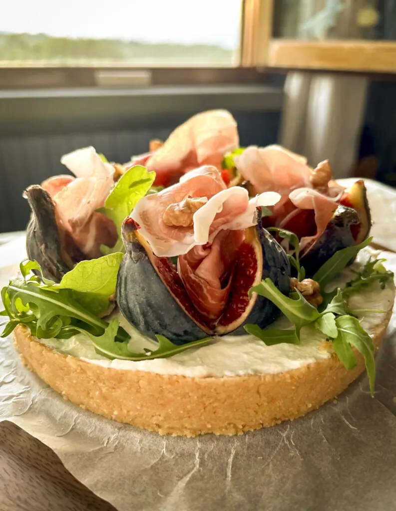 Cheescake fichi e prosciutto con base di canestrelli