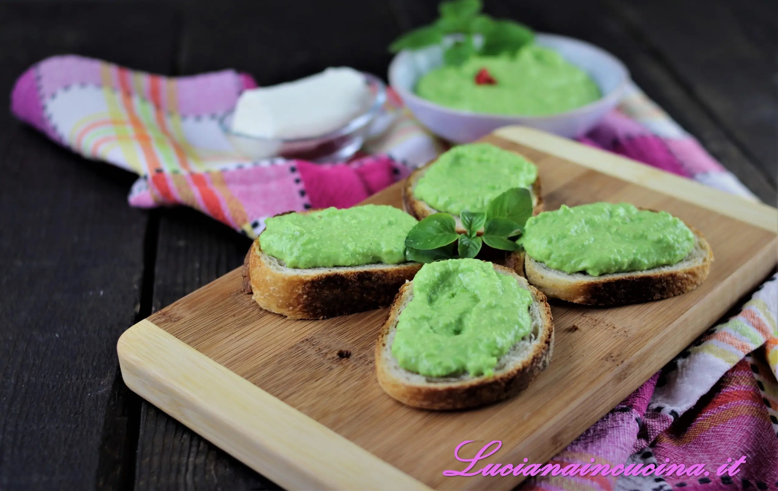 Crostini con crema di piselli e caprino
