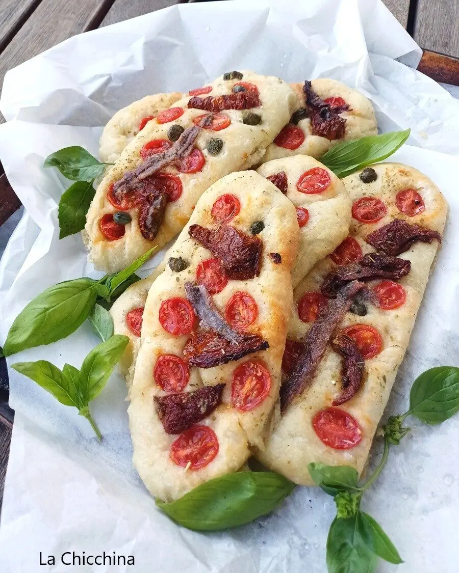 Lingue di focaccia ai pomodorini