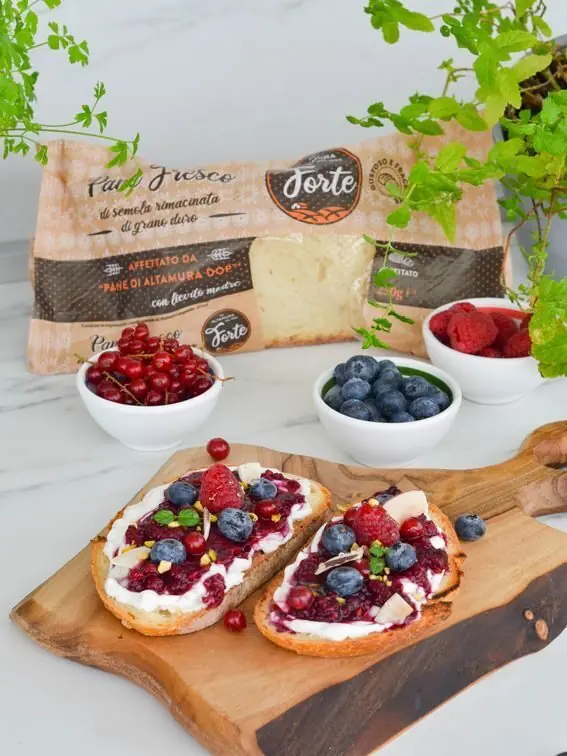 Pane forte oropan con ricotta e frutti di bosco perfetta per iniziare la giornata con la giusta carica