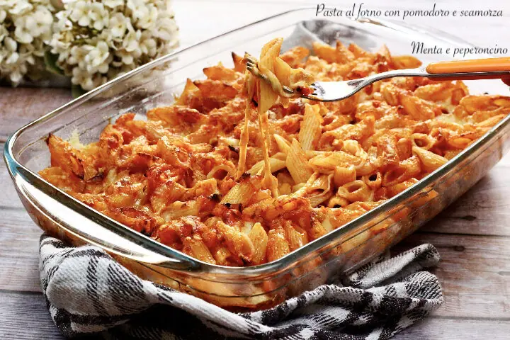 Pasta al forno con pomodoro e scamorza