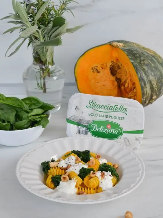 Pasta con zucca spinacino e granella di nocciole