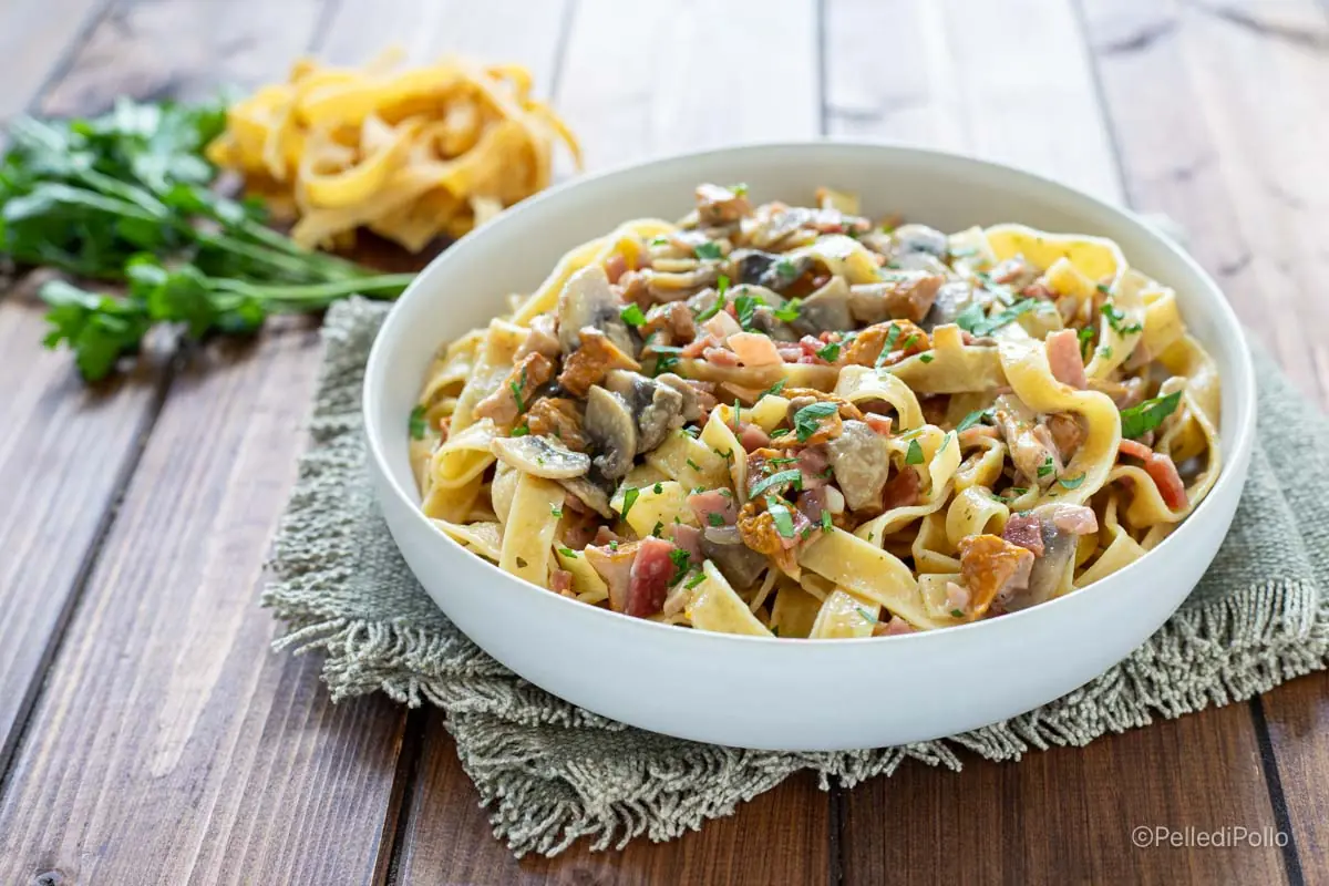 Tagliatelle ai funghi e speck