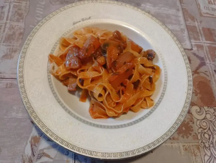 Tagliatelle al rugú di funghi e guanciale