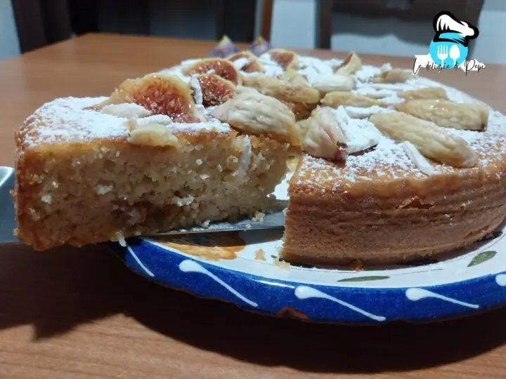 Torta allo yogurt con fichi e mandorle