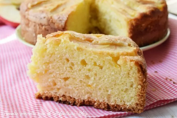 Torta di mele e cocco: morbida e profumata con la ricetta facile in ciotola