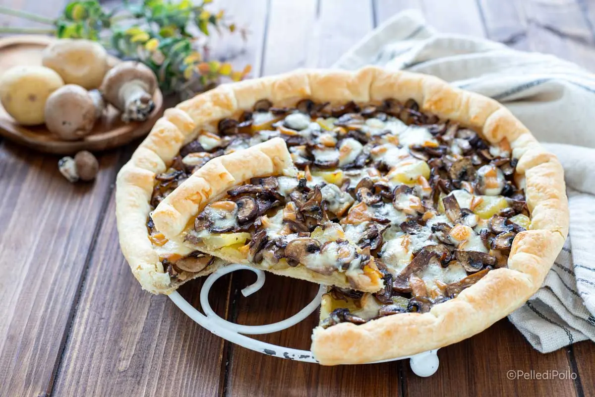 Torta salata con funghi patate e scamorza