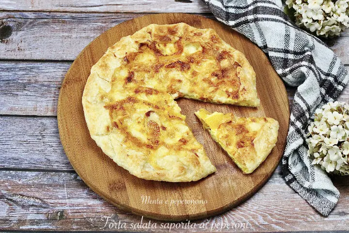 Torta salata saporita ai peperoni