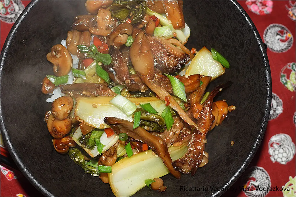 Wok alla giapponese con pak choi e funghi