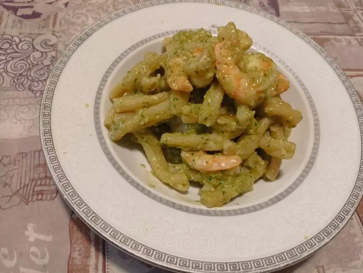 Caserecce con mazzancolle e pesto di avocado e basilico