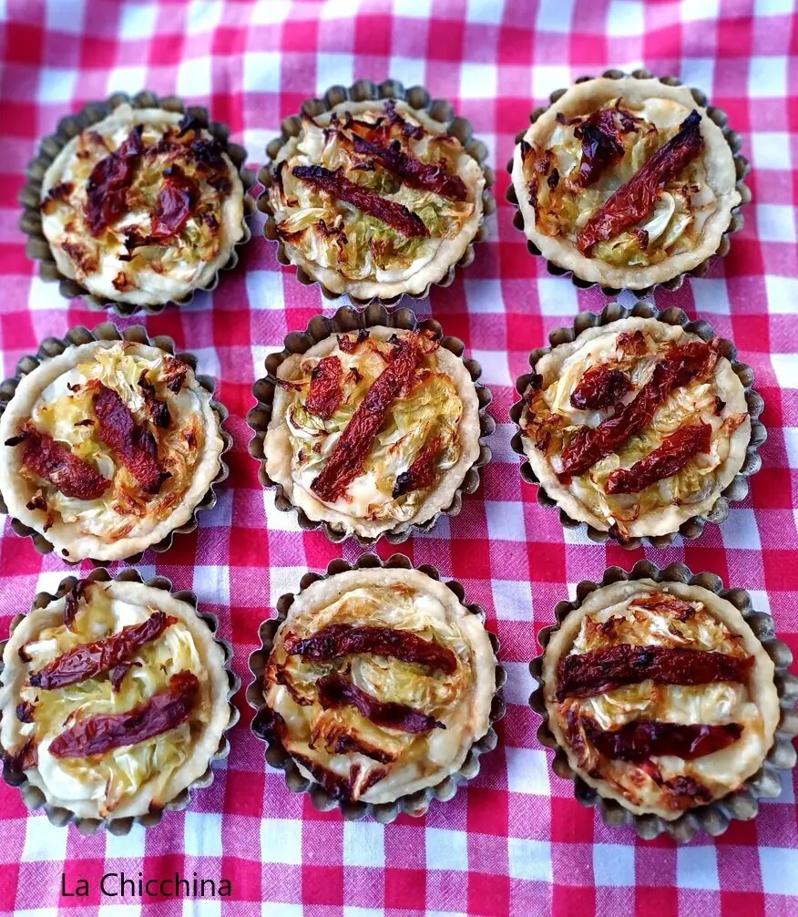 Crostatine con fontina, verza e pomodori secchi