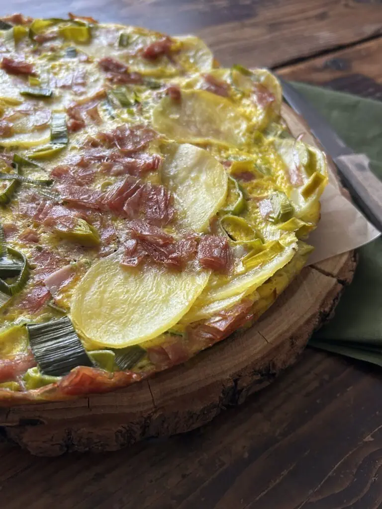 Frittata di recupero: patate, gambi di porri e mortadella in avanzo