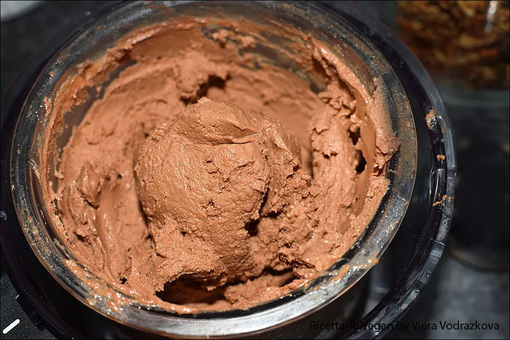 Gelato al cioccolato peccaminoso e ceci