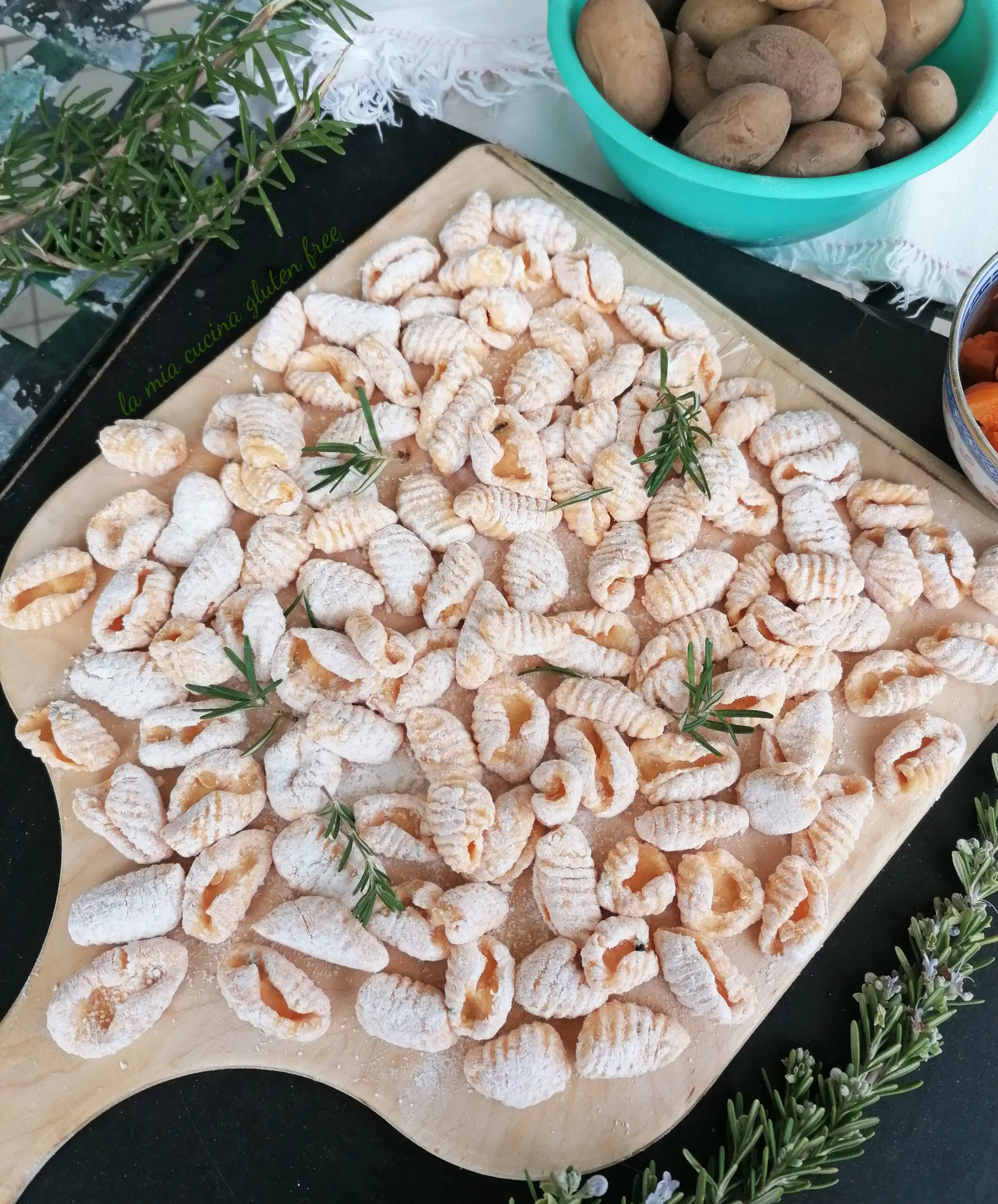Gnocchi di patate e zucca al rosmarino senza glutine.
