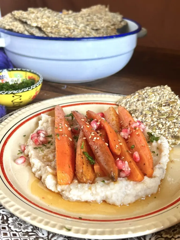 Hummus di fagioli e carole al garam masala e melograno