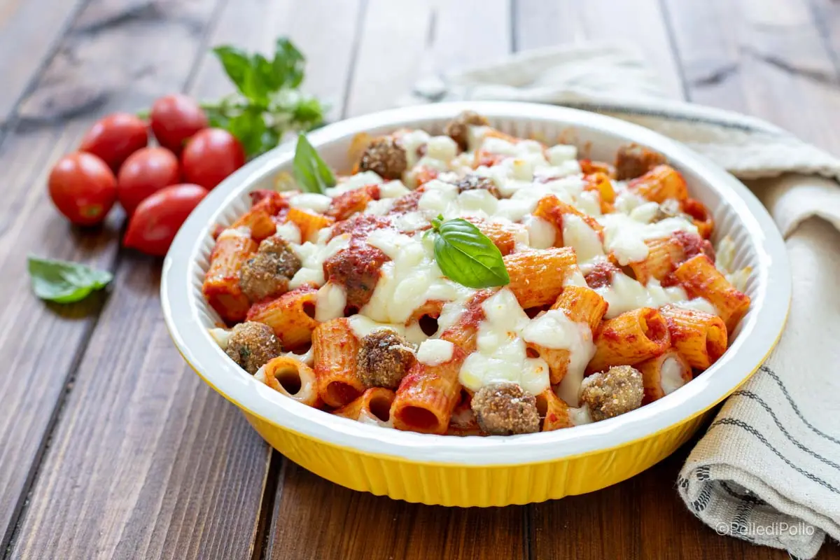 Pasta al forno con polpettine e mozzarella