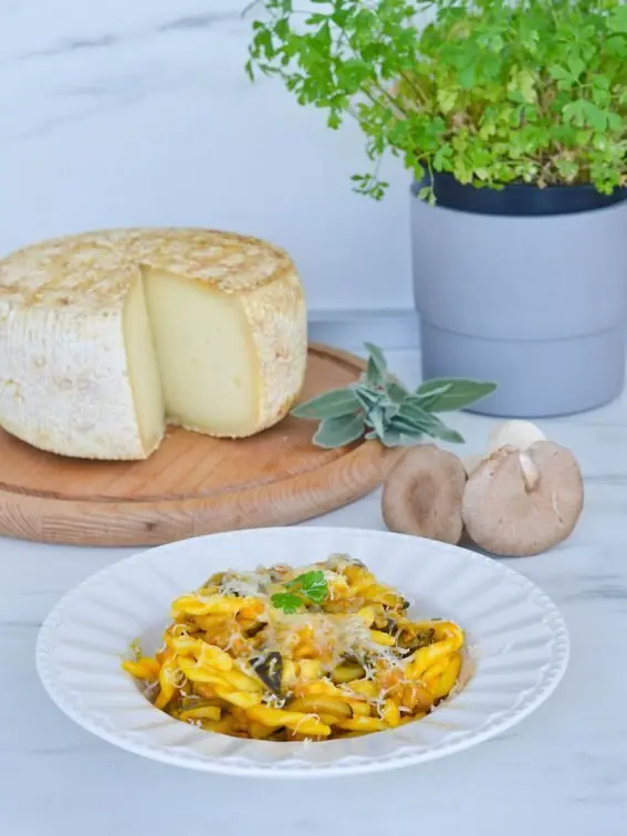 Pasta fresca con funghi salsiccia zucca e pecorino stagionato in grotta di deliziosa