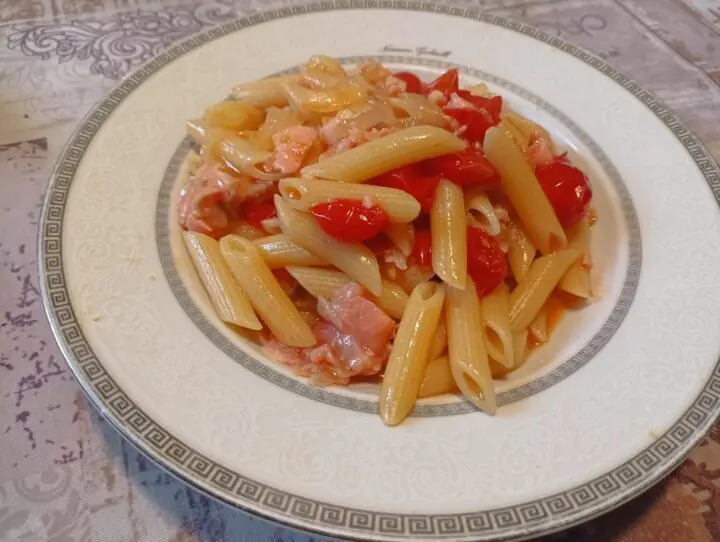 Penne al salmone affumicato e pomodorini