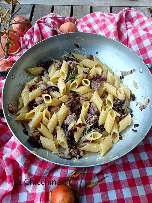 Pennoni con radicchio e salsiccia