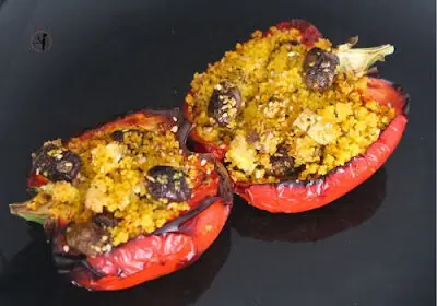 Peperoni ripieni in friggitrice ad aria con couscous di mais e tofu affumicato: piatto unico proteico e veloce