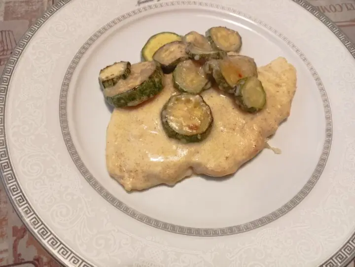 Scaloppine di pollo al latte con zucchine