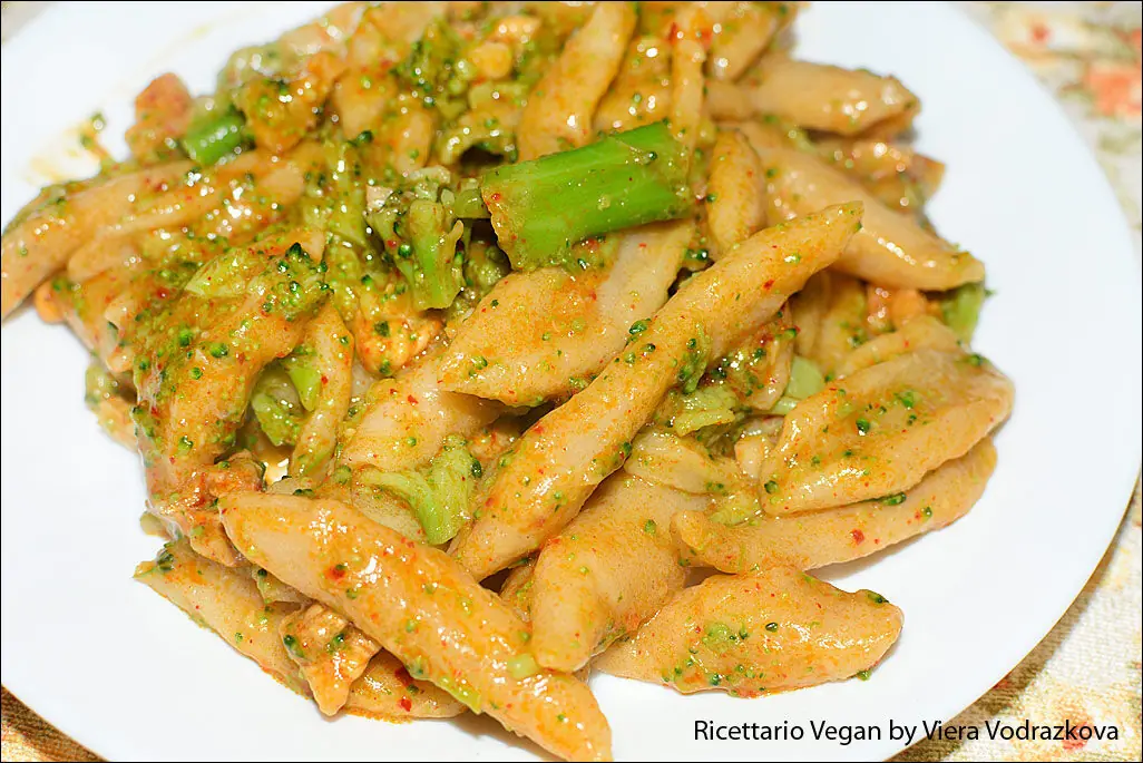 Tofu scissor pasta con broccolo e gochugaru