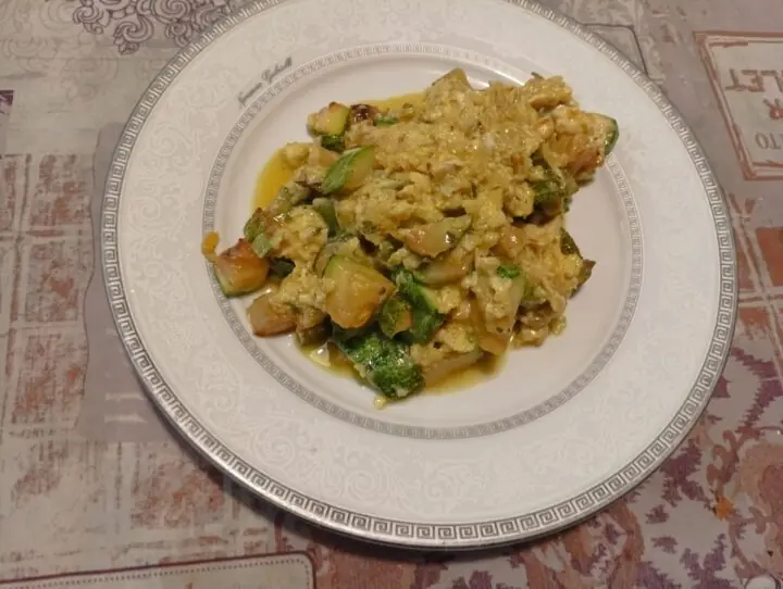 Uova strapazzate con zucchine