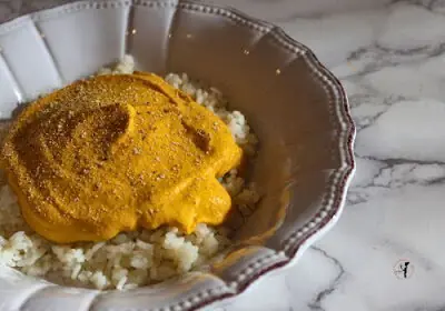 4 elettrodomestici per un primo delle feste saporito, scenografico e 100% vegetale: riso pilaf con fonduta di zucca e polvere di porcini