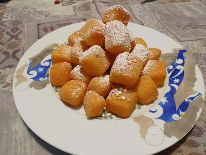 Alberello di natale con crema fritta