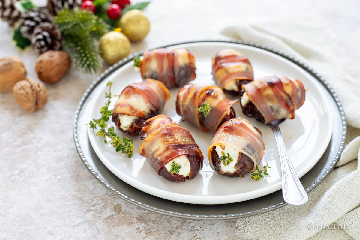 Datteri ripieni salati con noci e pancetta