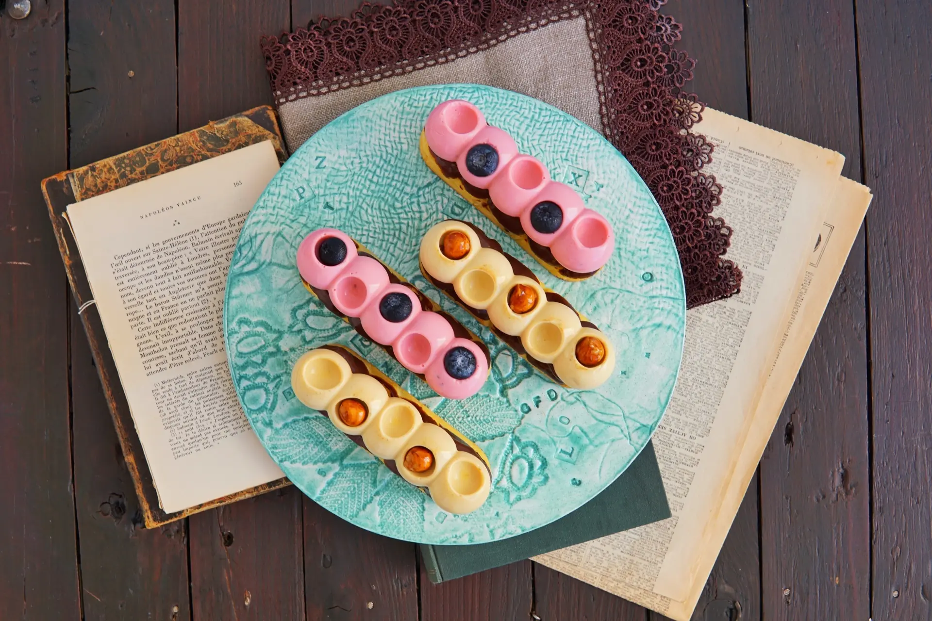 Éclair con crema al cioccolato e cremoso bigusto