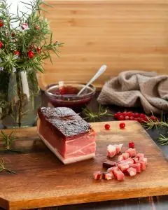 Pan brioche con speck e confettura ai frutti rossi