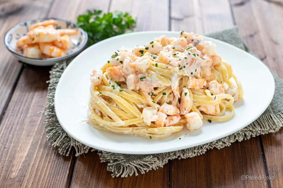 Pasta con salmone e gamberetti